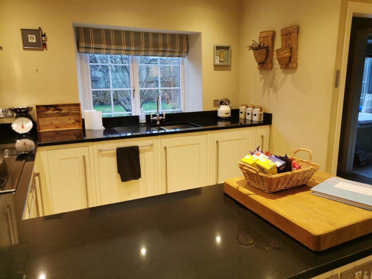 Historic, Traditional & Spacious Wiltshire Cottage 쉬루톤 외부 사진