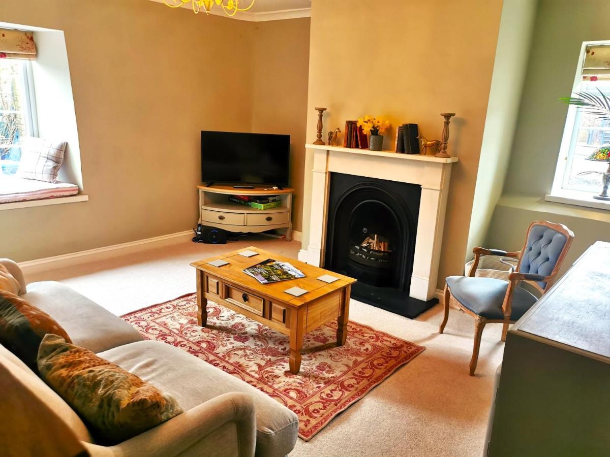 Historic, Traditional & Spacious Wiltshire Cottage 쉬루톤 외부 사진